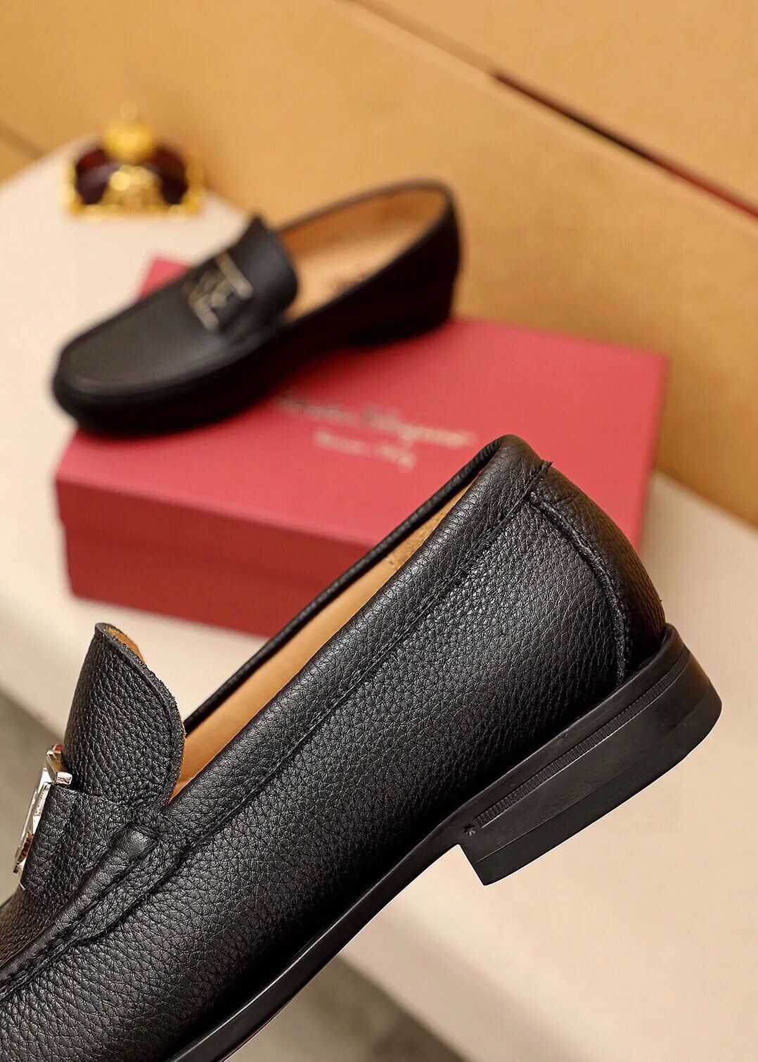 Men's shoes 💰480 💐 Product trademark: Ferragamo "Ferragamo" casual leather shoes Regular size: 38-44 (45🉑️customized) Product materials: Selected imported first-layer pebbled cowhide leather upper + luxury hardware buckle, imported water-dyed cowhide leather lining. Strong three-dimensional visual effect, original outsole color: 3⃣️seed leather materials available